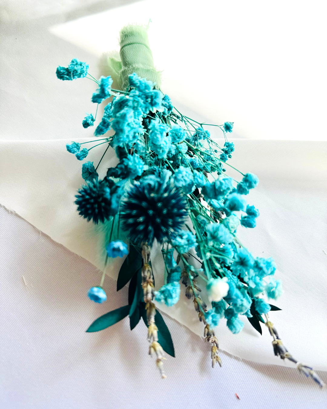 Turquoise dried flowers - a green and low-cost choice